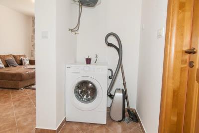 uyutnaya-kvartira-s-1-spalnej-v-zhivopisnom-kamenari-300-metrov-ot-morya_12