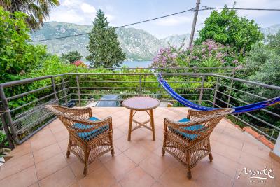 chudesnyj-trehetazhnyj-kottedzh-s-panoramnymi-vidami-na-more-v-pos-stoliv_02