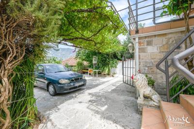 chudesnyj-trehetazhnyj-kottedzh-s-panoramnymi-vidami-na-more-v-pos-stoliv_03