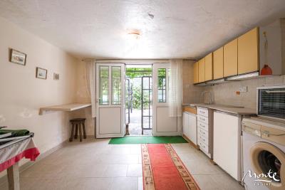 chudesnyj-trehetazhnyj-kottedzh-s-panoramnymi-vidami-na-more-v-pos-stoliv_05