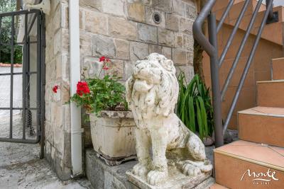 chudesnyj-trehetazhnyj-kottedzh-s-panoramnymi-vidami-na-more-v-pos-stoliv_06