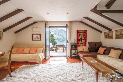 chudesnyj-trehetazhnyj-kottedzh-s-panoramnymi-vidami-na-more-v-pos-stoliv_14