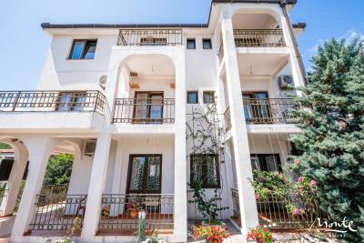 dom-s-apartamentami-sutomore-09