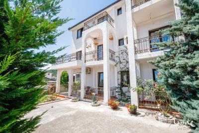 dom-s-apartamentami-sutomore-10