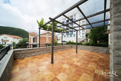 komfortnaya-4-etazhnaya-villa-v-bechichi-s-bassejnom-i-panoramnym-vidom_08