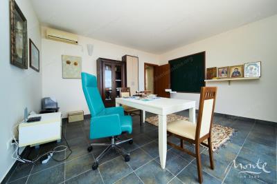 komfortnaya-4-etazhnaya-villa-v-bechichi-s-bassejnom-i-panoramnym-vidom_10