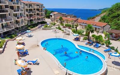 svetlaya-kvartira-s-bolshoj-terrasoj-u-plyazhej-milochera-przhno-budva_01