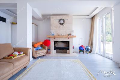 novyj-dom-u-morya-s-sadom-i-vidom-na-zaliv-v-baoshichi-herczeg-novi_05