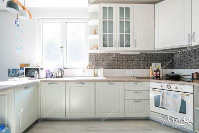 novyj-dom-u-morya-s-sadom-i-vidom-na-zaliv-v-baoshichi-herczeg-novi_14