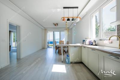 novyj-dom-u-morya-s-sadom-i-vidom-na-zaliv-v-baoshichi-herczeg-novi_15