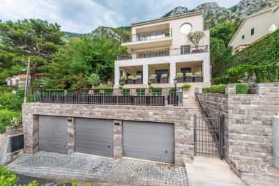 prostornaya-kvartira-s-2-spalnyami-vidom-na-more-dvorom-i-garazhom-v-muo-kotor_02