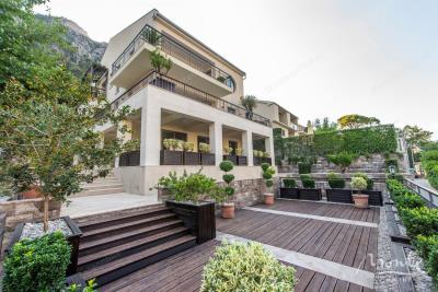 prostornaya-kvartira-s-2-spalnyami-vidom-na-more-dvorom-i-garazhom-v-muo-kotor_03