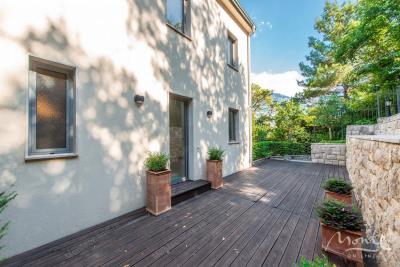 prostornaya-kvartira-s-2-spalnyami-vidom-na-more-dvorom-i-garazhom-v-muo-kotor_04