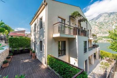 prostornaya-kvartira-s-2-spalnyami-vidom-na-more-dvorom-i-garazhom-v-muo-kotor_05