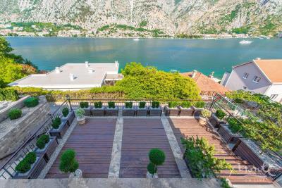 prostornaya-kvartira-s-2-spalnyami-vidom-na-more-dvorom-i-garazhom-v-muo-kotor_14