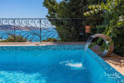 prostornyj-dom-s-vidom-na-more-i-apartamentami-dlya-arendy-v-shushane-bar_04