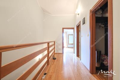 uyutnyj-tryohkomnatnyj-dupleks-s-vidom-na-more-risan_15