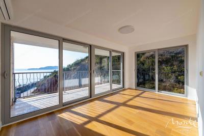 prostornaya-kvartira-s-3-spalnyami-i-panoramnym-vidom-na-more-v-przhno_01