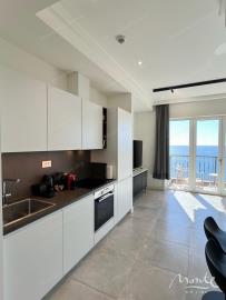 svetlaya-studiya-s-panoramnym-vidom-na-more-v-marina-village-lustica-bay_09-1