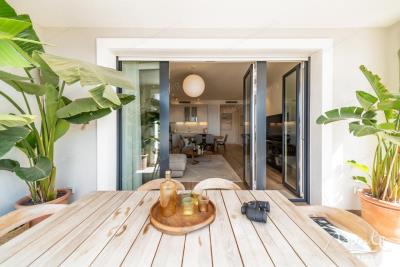 dizajnerskaya-2-spalnaya-kvartira-s-vidom-na-more-v-marina-village-lustica-bay_05