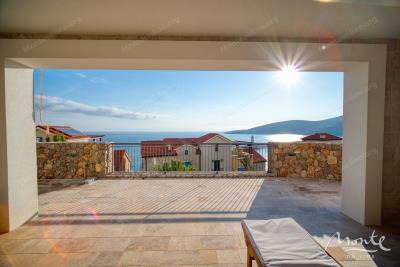 kvartira-s-2-spalnyami-vidom-na-more-i-sadom-v-marina-village-lustica-bay_02