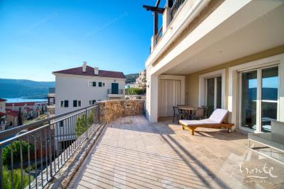 kvartira-s-2-spalnyami-vidom-na-more-i-sadom-v-marina-village-lustica-bay_04