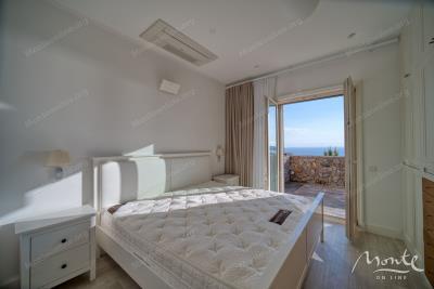 kvartira-s-2-spalnyami-vidom-na-more-i-sadom-v-marina-village-lustica-bay_07