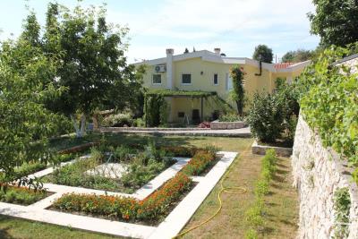 prostornyj-dom-s-fruktovym-sadom-i-panoramnym-vidom-na-more-dobra-voda_02