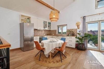 uyutnaya-villa-s-bassejnom-i-prostornoj-terrasoj-v-kavache-tivat_11