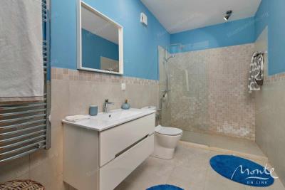 uyutnaya-villa-s-bassejnom-i-prostornoj-terrasoj-v-kavache-tivat_15