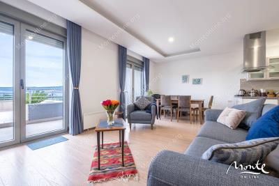 prostornaya-kvartira-s-2-spalnyami-panoramnym-vidom-na-more-i-bolshoj-terrasoj-v-tivate_04