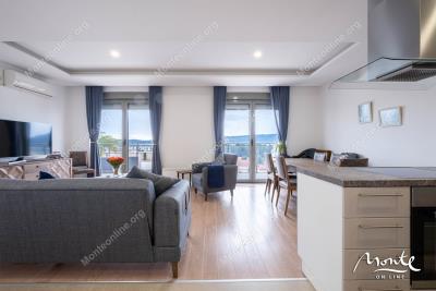 prostornaya-kvartira-s-2-spalnyami-panoramnym-vidom-na-more-i-bolshoj-terrasoj-v-tivate_09