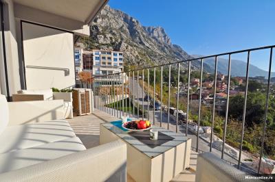 elegantnaya-rezidencziya-s-panoramnym-vidom-na-more-v-dobrote_15