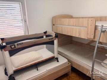 kvartira-s-1-spalnej-v-sveti-stefane-s-vidom-na-more_04