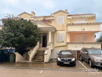 kvartira-s-1-spalnej-v-sveti-stefane-s-vidom-na-more_11