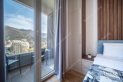 svetlaya-kvartira-s-2-spalnyami-v-komplekse-skyline-resort-bechichi_15