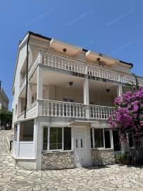 prostornyj-semejnyj-dom-s-bassejnom-v-bare_01