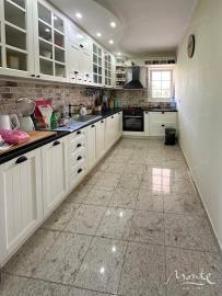 prostornyj-semejnyj-dom-s-bassejnom-v-bare_05