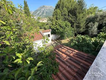 prostornyj-semejnyj-dom-s-bassejnom-v-bare_08