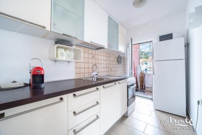 svetlaya-kvartira-s-2-spalnyami-terrasoj-i-parkingom-v-tivate-donya-lastva_09