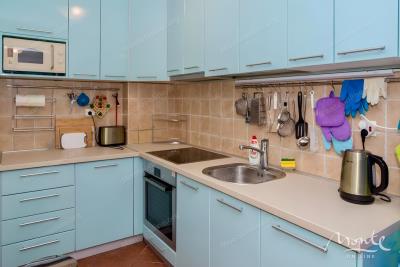 kvartira-s-1-spalnej-s-panoramnym-vidom-na-more-v-gorode-petrovacz_04