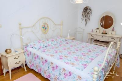 kvartira-s-1-spalnej-s-panoramnym-vidom-na-more-v-gorode-petrovacz_05