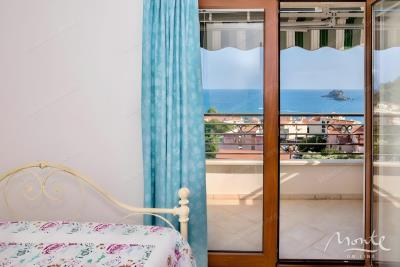 kvartira-s-1-spalnej-s-panoramnym-vidom-na-more-v-gorode-petrovacz_06