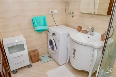 kvartira-s-1-spalnej-s-panoramnym-vidom-na-more-v-gorode-petrovacz_08