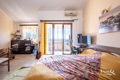 dvuhurovnevye-apartamenty-s-2-spalnyami-v-150-m-ot-morya-v-kamenari-herczeg-novi_08