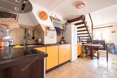 dvuhurovnevye-apartamenty-s-2-spalnyami-v-150-m-ot-morya-v-kamenari-herczeg-novi_11