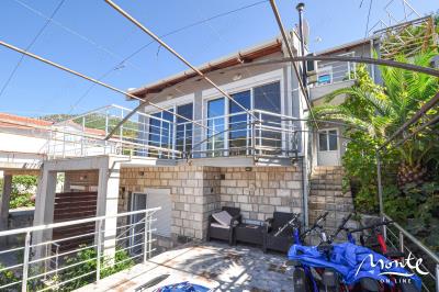 semejnyj-3-etazhnyj-dom-s-garazhom-i-vidom-na-zaliv-v-lepetane-tivat_03