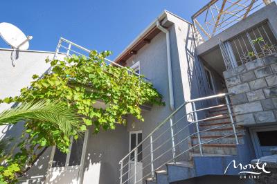 semejnyj-3-etazhnyj-dom-s-garazhom-i-vidom-na-zaliv-v-lepetane-tivat_06