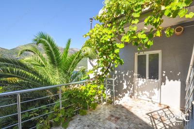 semejnyj-3-etazhnyj-dom-s-garazhom-i-vidom-na-zaliv-v-lepetane-tivat_07