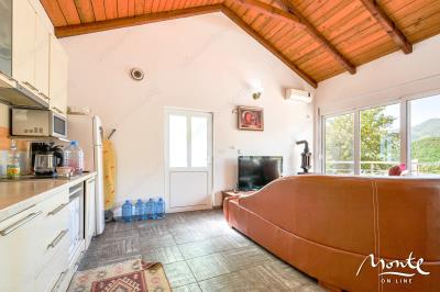 semejnyj-3-etazhnyj-dom-s-garazhom-i-vidom-na-zaliv-v-lepetane-tivat_14